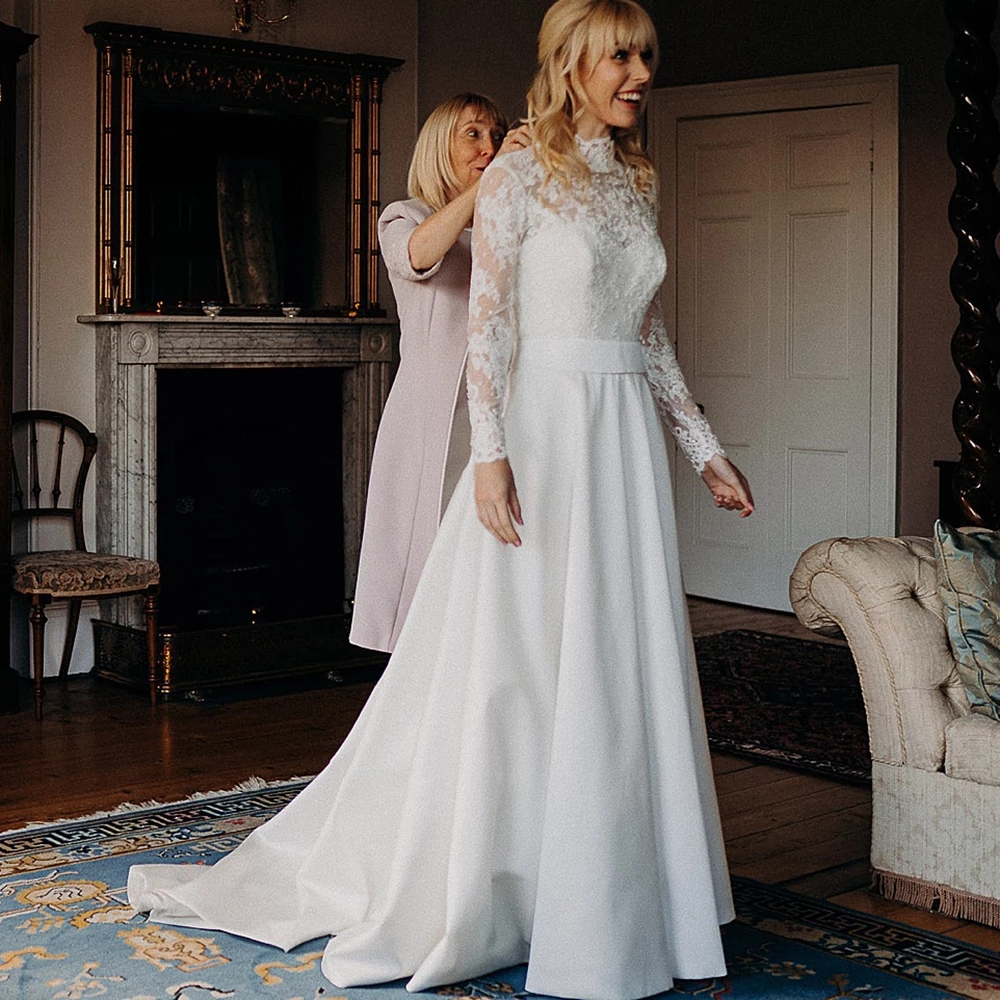 Robe de mariée bouton minimaliste à cou high cou Bohemian ouvrir dos à manches longues colonne de plage serrée temple