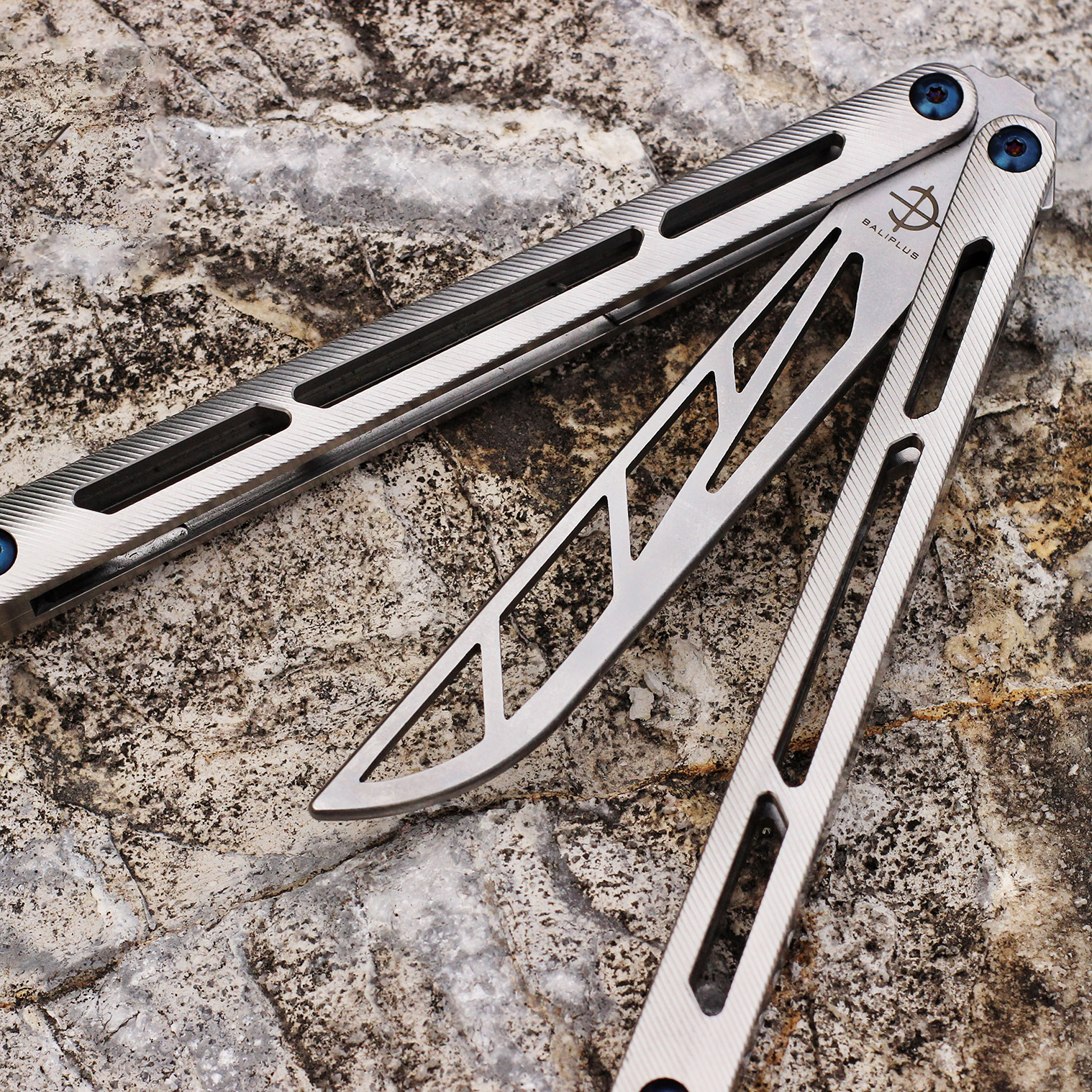 

Baliplus Squid Tsunami Clone Butterfly Knife Hand Tools Titanium Channel Handle