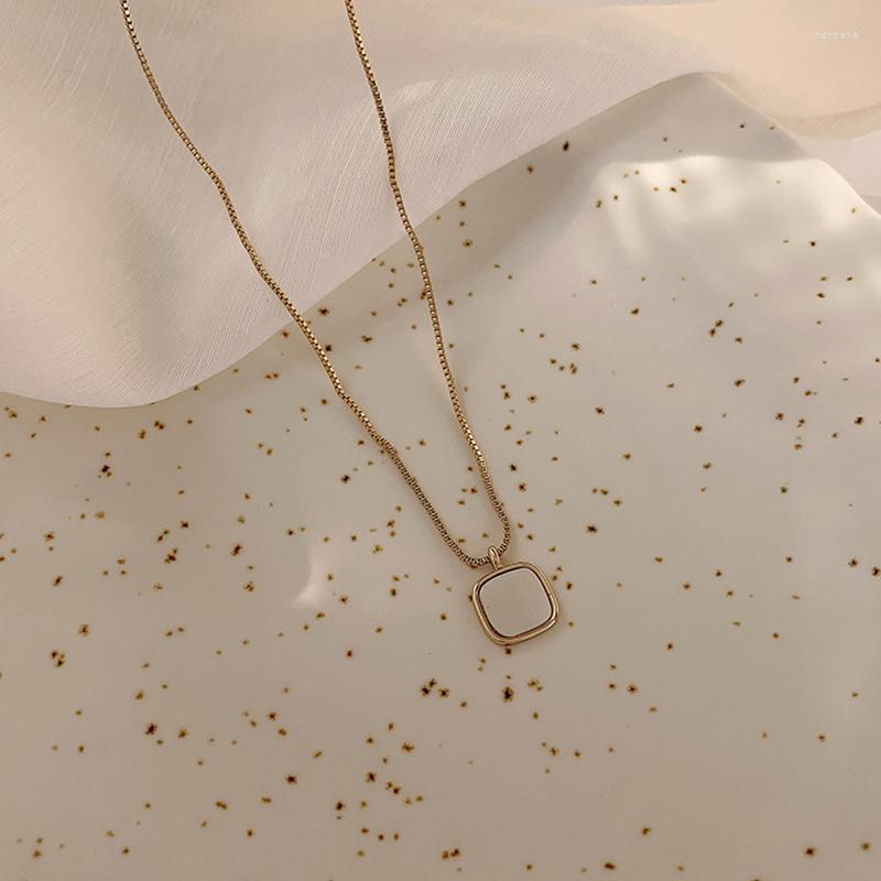 

Pendant Necklaces Light Luxury Niche Square Shell Necklace Female Summer Design Sense Versatile Simple Clavicle Chain Ins Cold Wind