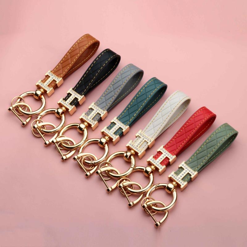 

Keychains Key Chain Pendant Personal Diamond H Button Bag Accessories Girl Gift Metal Horseshoe Parts Black Leather RopeKeychains