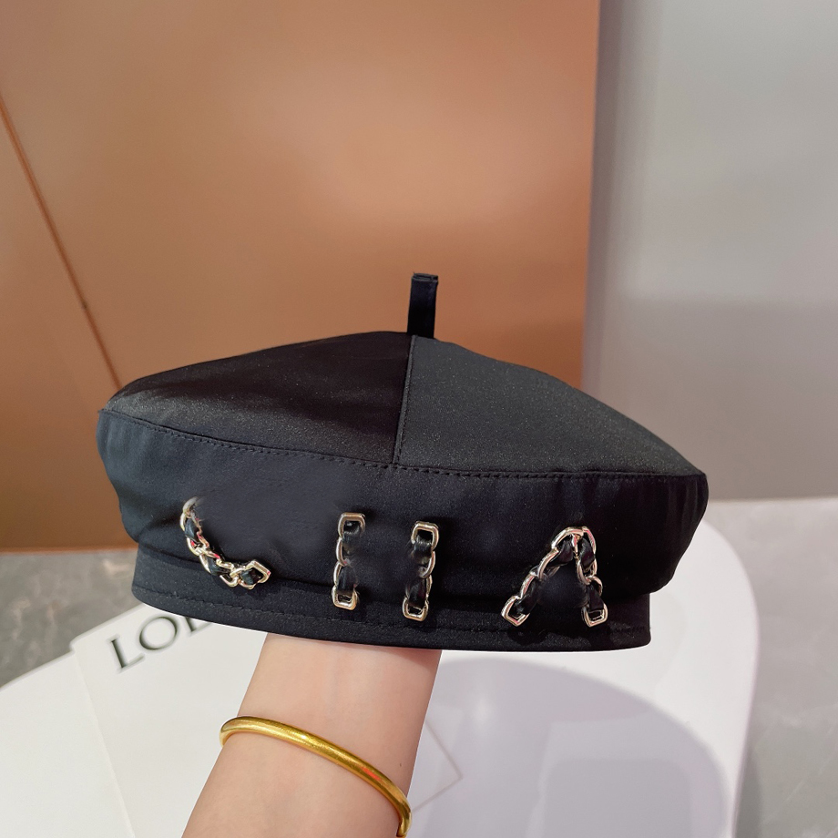 

23ss 2colors New Style Fashion Beret Hat Belts Women Simple Designer Hats Metal Triangle Black Berets Flat Top Caps