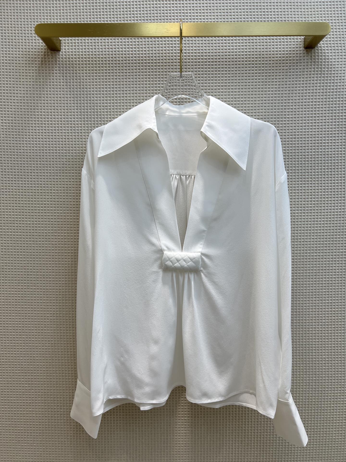 

Women' Blouses & Shirts 22 European fashion brand Lapel large V-neck silk shirt, Ivory