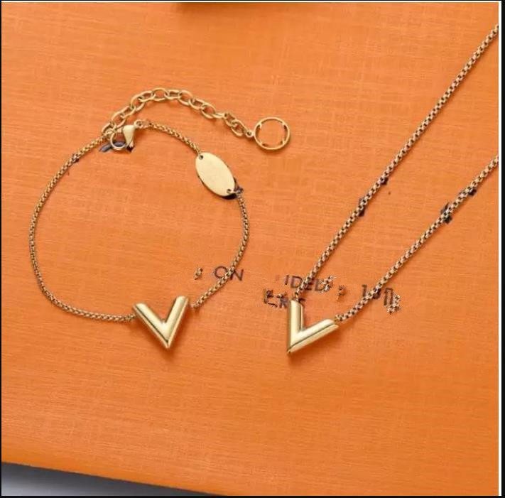 

Brooches Designer Love V Letter Pendant Necklaces Charm Bracelets Clavicle Chains Jewelry Birthday Party Valentine's Gift