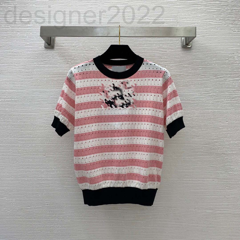 Chandails pour femmes Designer Summer Spar Tencel Tencel Tiset Tissu Coffre broderie li←e au cou rond ¢ manches courtes Poue-t-elle ¢ manches sup