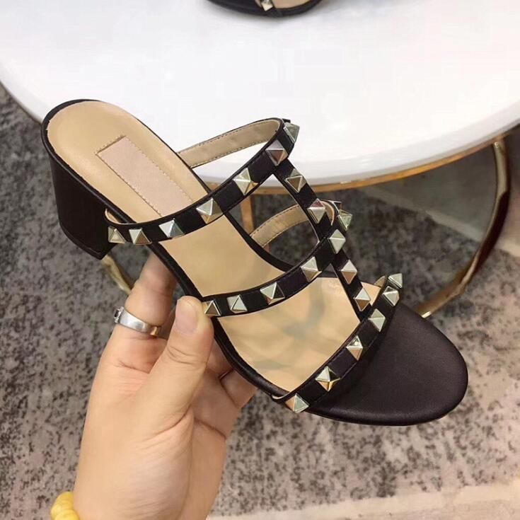 

Brand Summer Women's Heel 6cm Slippers Designer Shoes Luxury Wedding Brand Slippers 6cm Square Heel Rivet Sandals V Dust Bag