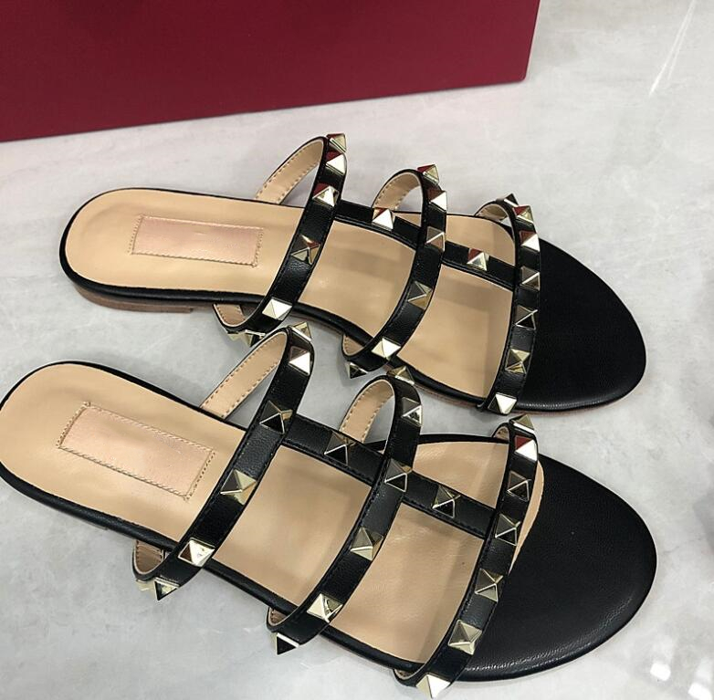 Pantoufles femmes gelée sandales plates V nœud tongs cloutés chaussures de plage Rivet pantoufles nu string sandales mode