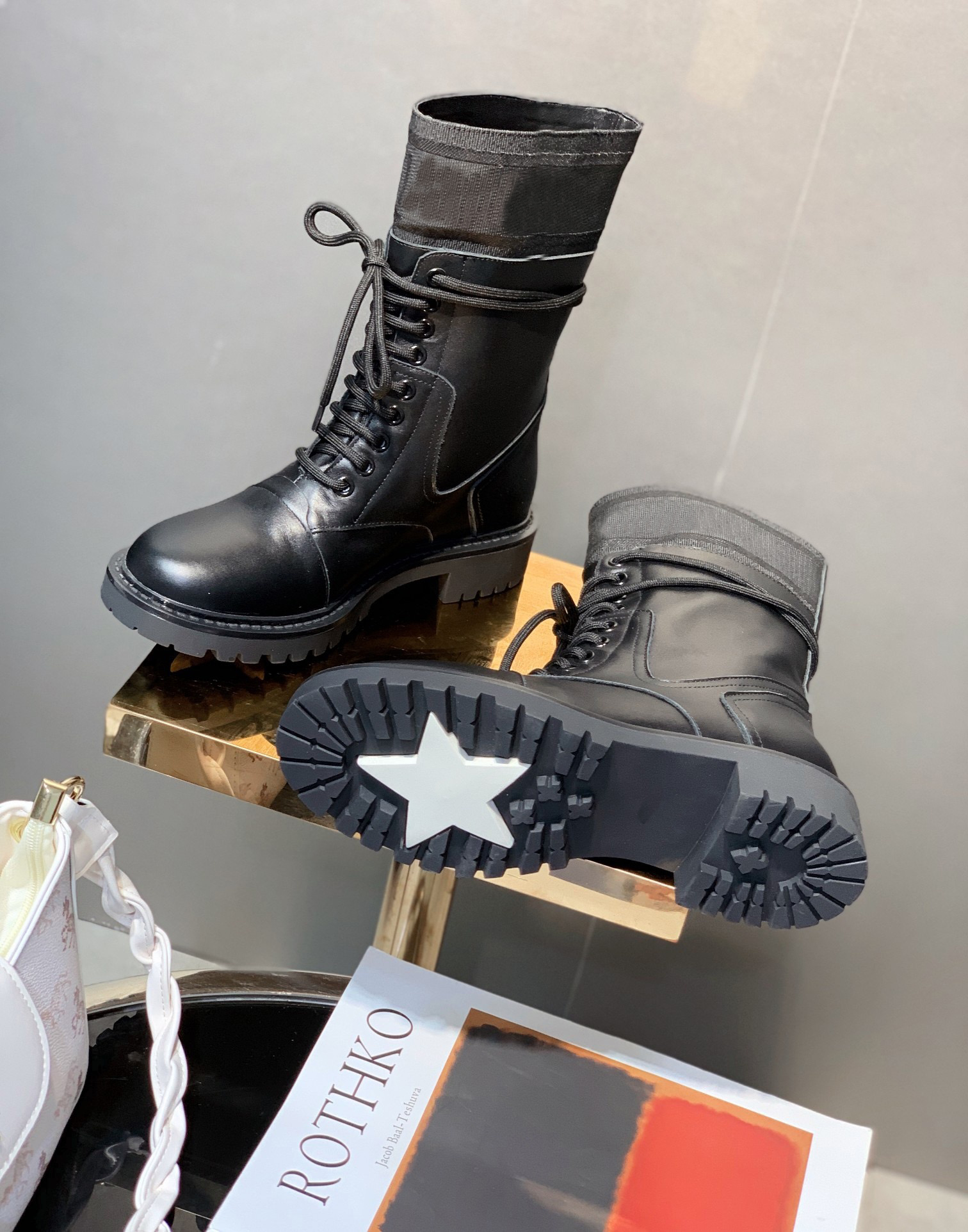 

AAAAA Women's Mules D Boots Casual Shoes Pearl Long Boots Filling Top Quality Lambskin Black White Cropped Boots Women's Beach Rubber Flip-flop Box 011