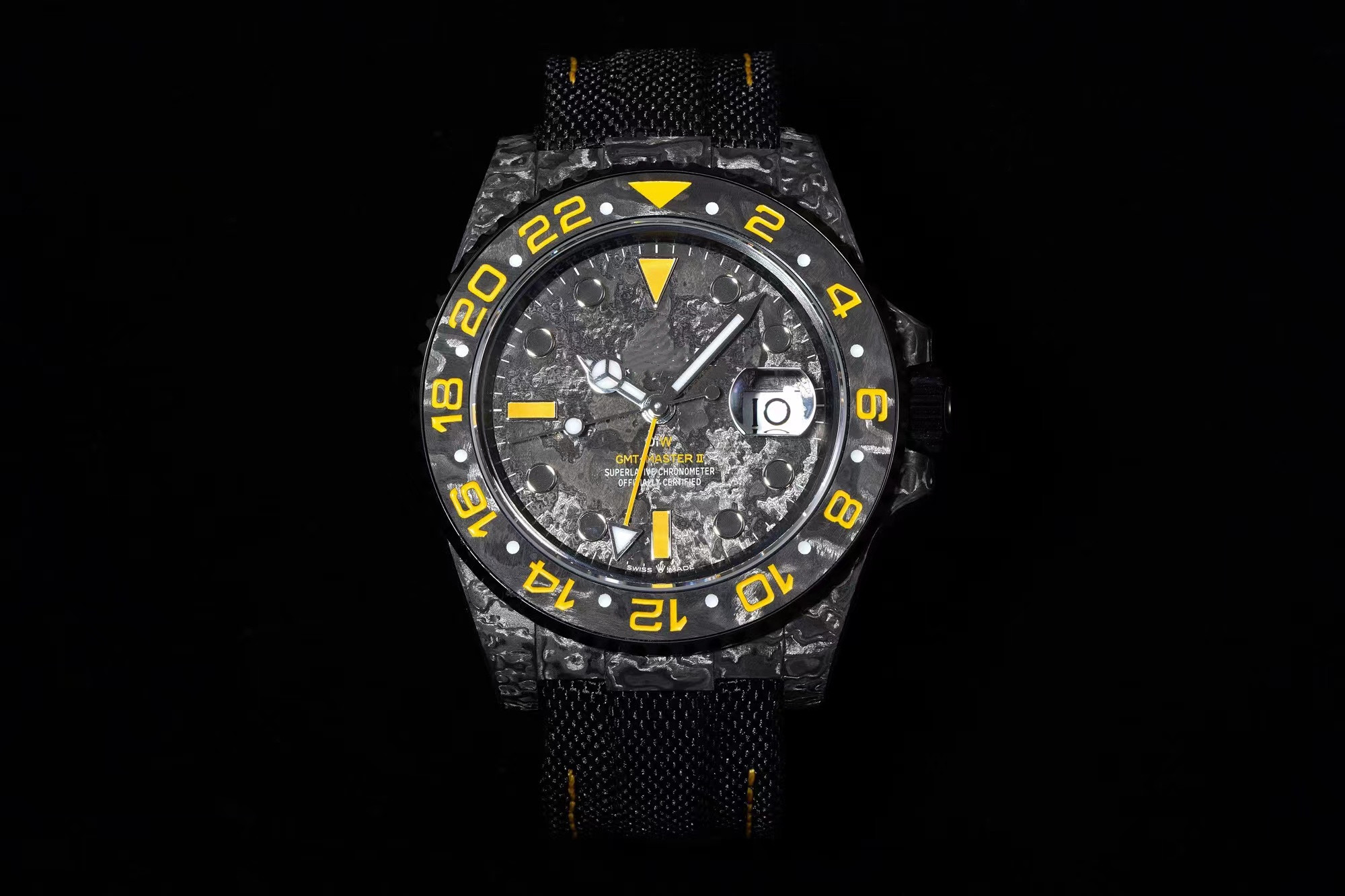 

VS Factory GMT 40mm diameter watch with 3186 movement sapphire crystal glass mirror texture carbon fiber case covered with nylon strap, As shown