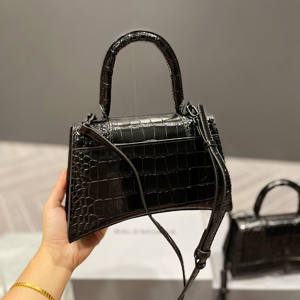 

2023 New crescent bag men and women luxury handbag designer high quality nylon chain women's handbag slant shoulder wholesale handbag fashion purse, 6---22cm