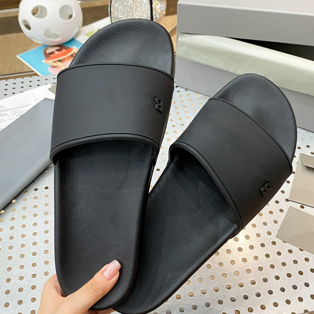 

Designer Slippers Fashionable Moccasins Beach Outdoor PU Foam Sole Indoor Non Slip Soft Shower Room Comfortable Mens Women Scuffs Slippers, Bubble bag