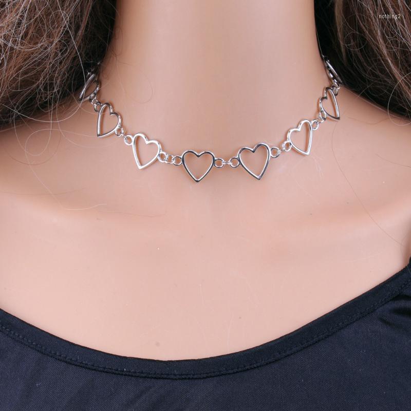 

Choker Retro Wild Alloy Hollow Peach Heart Necklace Ladies Gold Silver Personality Simple Female Jewelry 2022