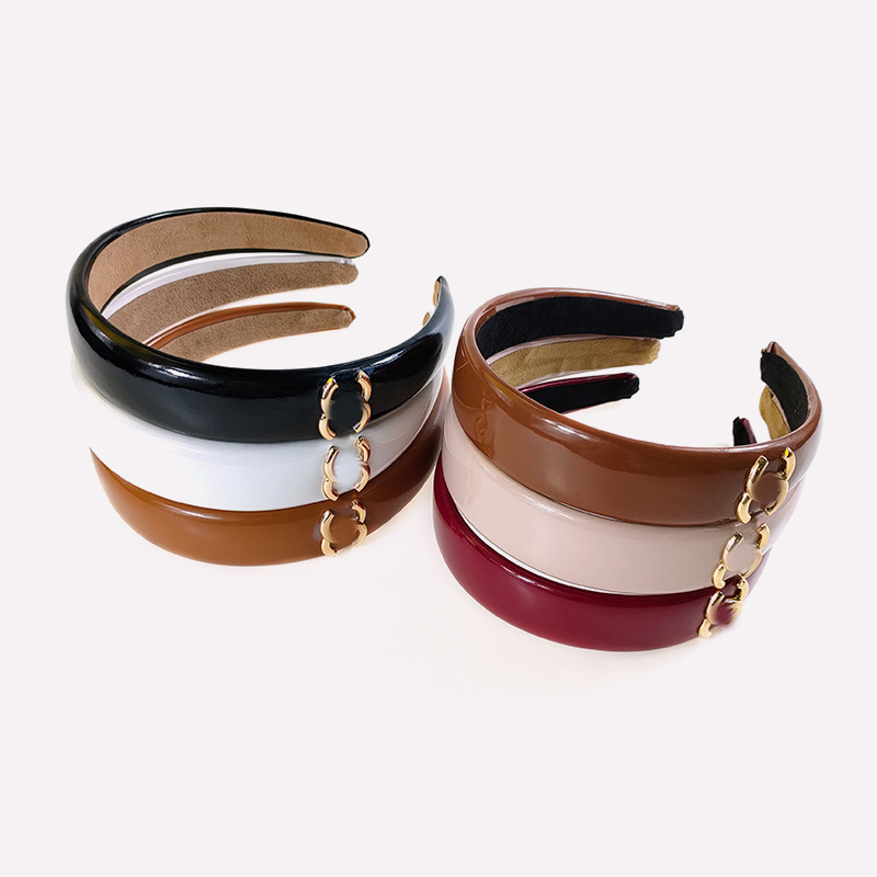 

Fashion Jewelry Hair Accessorie for Women Headband Brand Designer High Quality PU Leather Metal Double Letter Print Hairband Girls Outdoor Sport Non Slip Headwrap