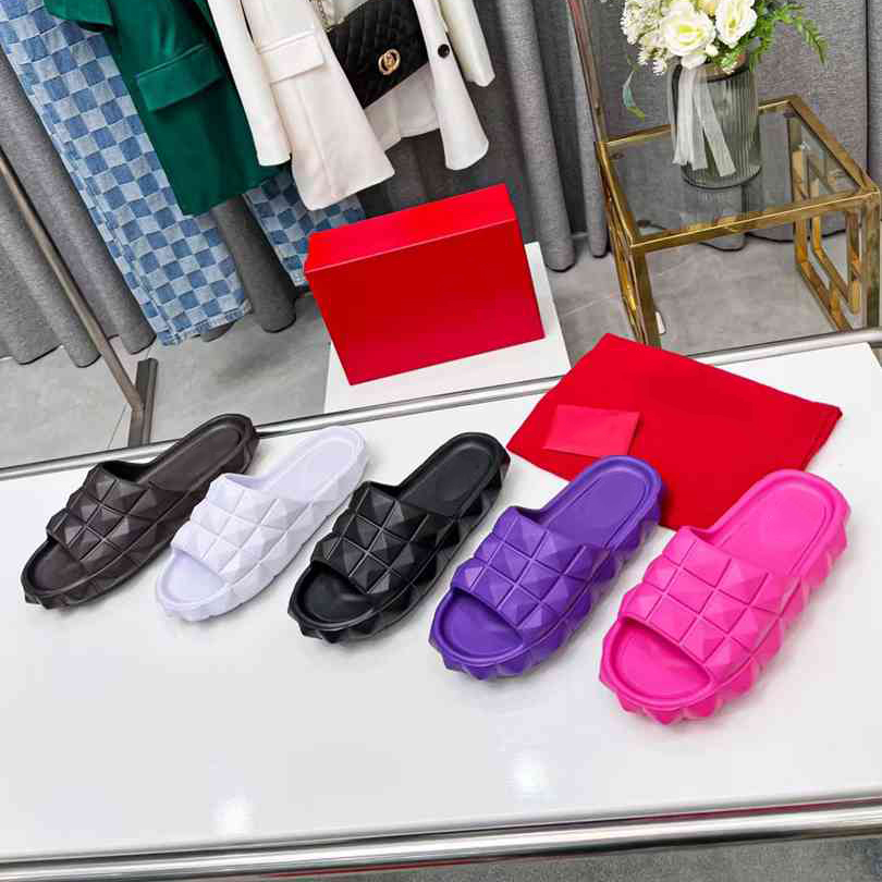 Sandaux de glissière de goujons romains Sandale en caoutchouc Nouvelles pantoufles Men Slippers Rivet Ladies Sandals Summer Beach Home Travel Sim