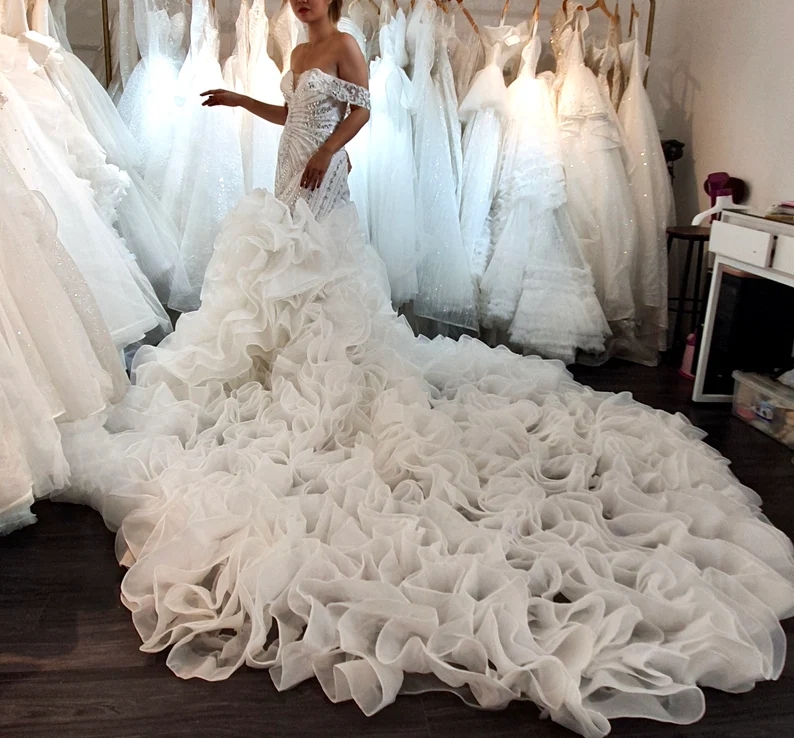 

Arabic Dubai Gorgeous Off The Shoulder Wedding Dress 2023 Mermaid Beadings Bottom Layers Ruffles Train Bridal Gowns Vestido De Noiva, Black