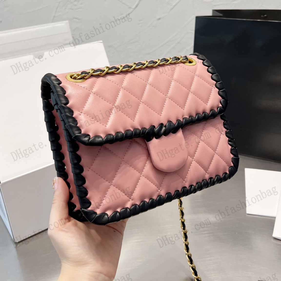 

Classic Womens Square Lambskin Flap Bags Designer Quilted Plaid Weave Hardware Chain With Gold Coin Shoulder Crossbody Sacoche French Luxury Large Purses 22x18CM, Box