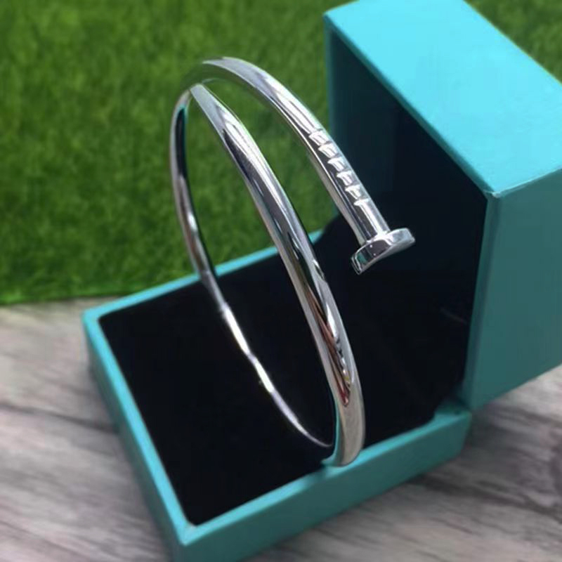 

Designers luxury bracelet solid color Bangle Diamonds couple models bracelets Valentine's Day versatile Elegant gift metal sense the same material jewelry Stick