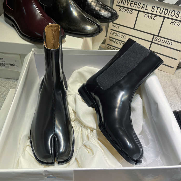 

Margiela Majira shoes Split toed tabi boots patent leather pig hooves horseshoe clip short painted Chelsea for men and women, Buff grey