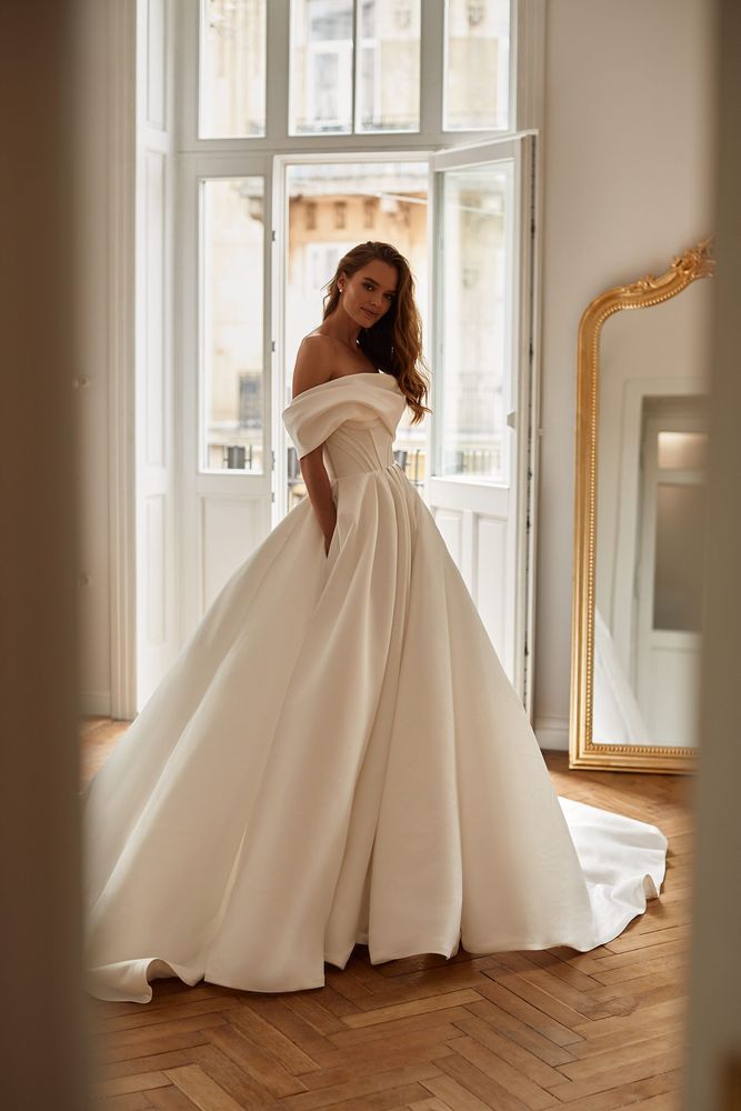 

Sexy Bohemian Plus Size A Line Wedding Dresses Off Shoulder Satin Court Train Open Back Lace Up Back Backless Beach Boho Bridal Gowns Custom Made, Chocolate