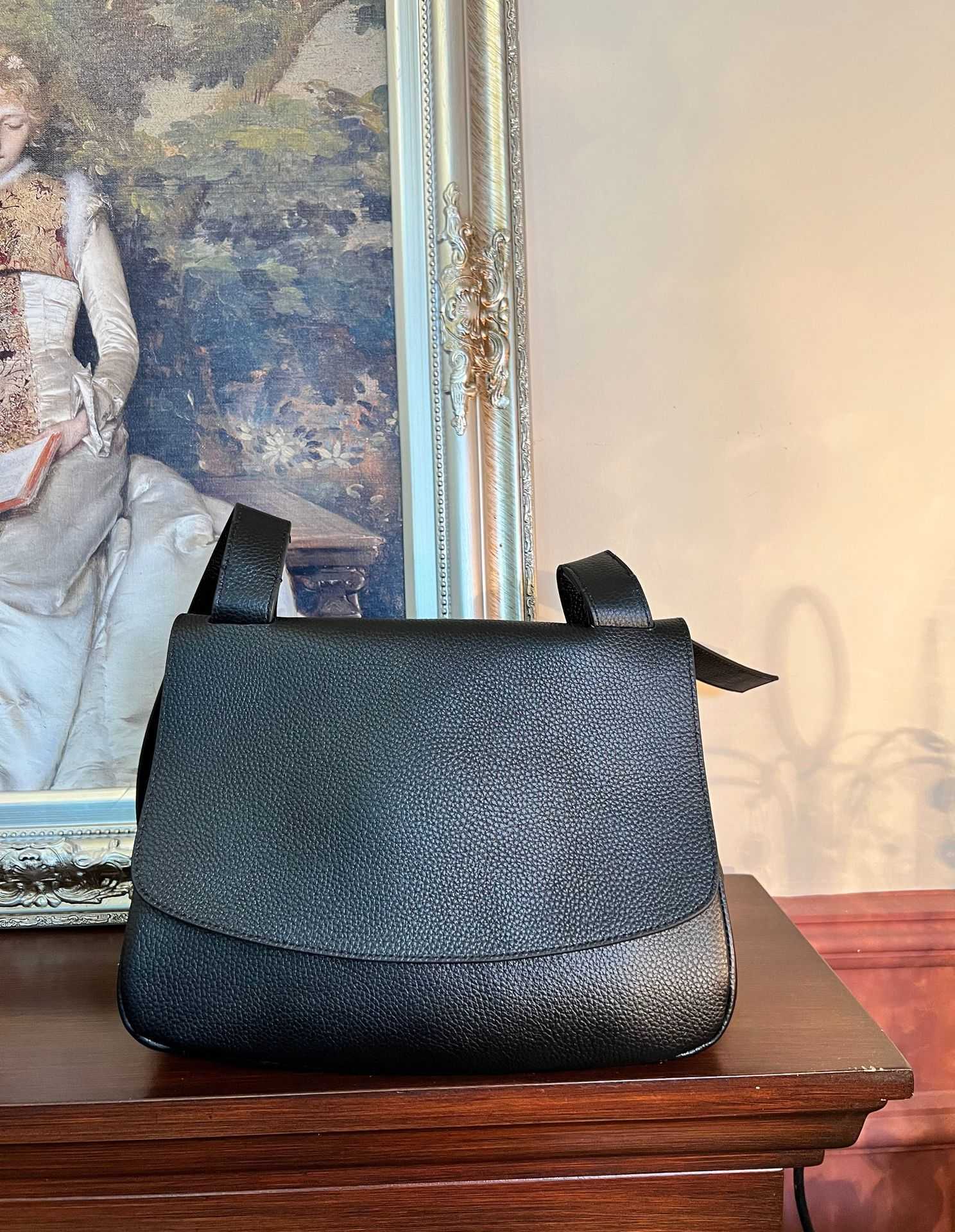 

The Row Bag Designer simple shoulder is designed by new niche in autumn and winter of 2022 which a versatile leather cross messenger, Black