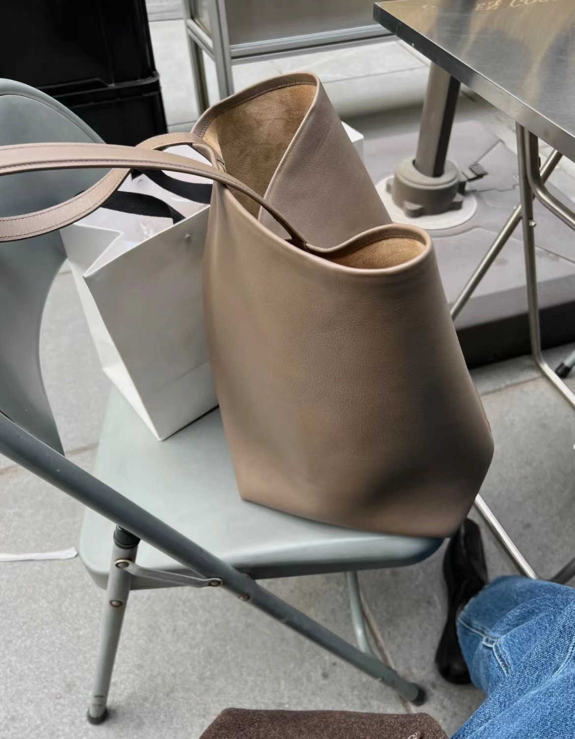 

Leather Designer Bags commuter tote advanced sense one shoulder bucket Classic tote THE ROW THPE, Black large size