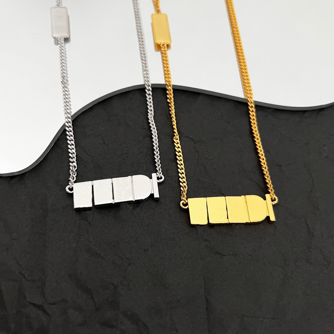 

Designer Pendant Necklace Fashion Women Luxury Jewelry Choker Mutilated Heart Shaped Chain 18K Gold Plated 925 Silver Five Letter 22120103CZ