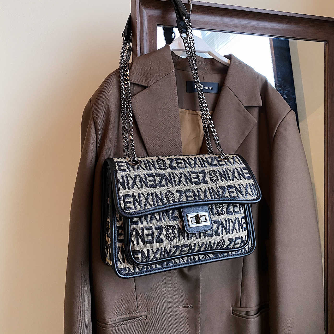 

Design Bag Factory Wholesale and Retail Small Bag Underarm Women's Autumn 2023 New Fashion Chain One Shoulder Crossbody Square, Small letter black