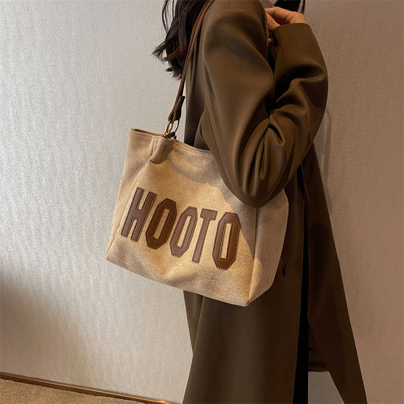 

Design Bag Factory Wholesale and Retail Summer Textured Fleece 2023 New Fashion Large Capacity Women's Commuting One Shoulder Tote, Black
