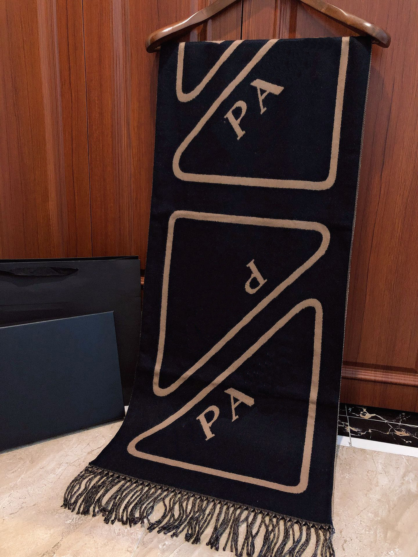 

Scarf Designers Schal Luxury Cashmere Scarfs Sciarpa Fashion Scarves For Women Men Woolen Material Warm Triangle Shawl Gift 22112903CZ