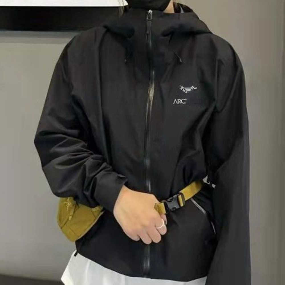 

Designer Tops Mens Jackets Outdoor Brands Arc Embroidered Lightweight Waterproof Breathable Windproof Jackets Sports Hoodie, Black