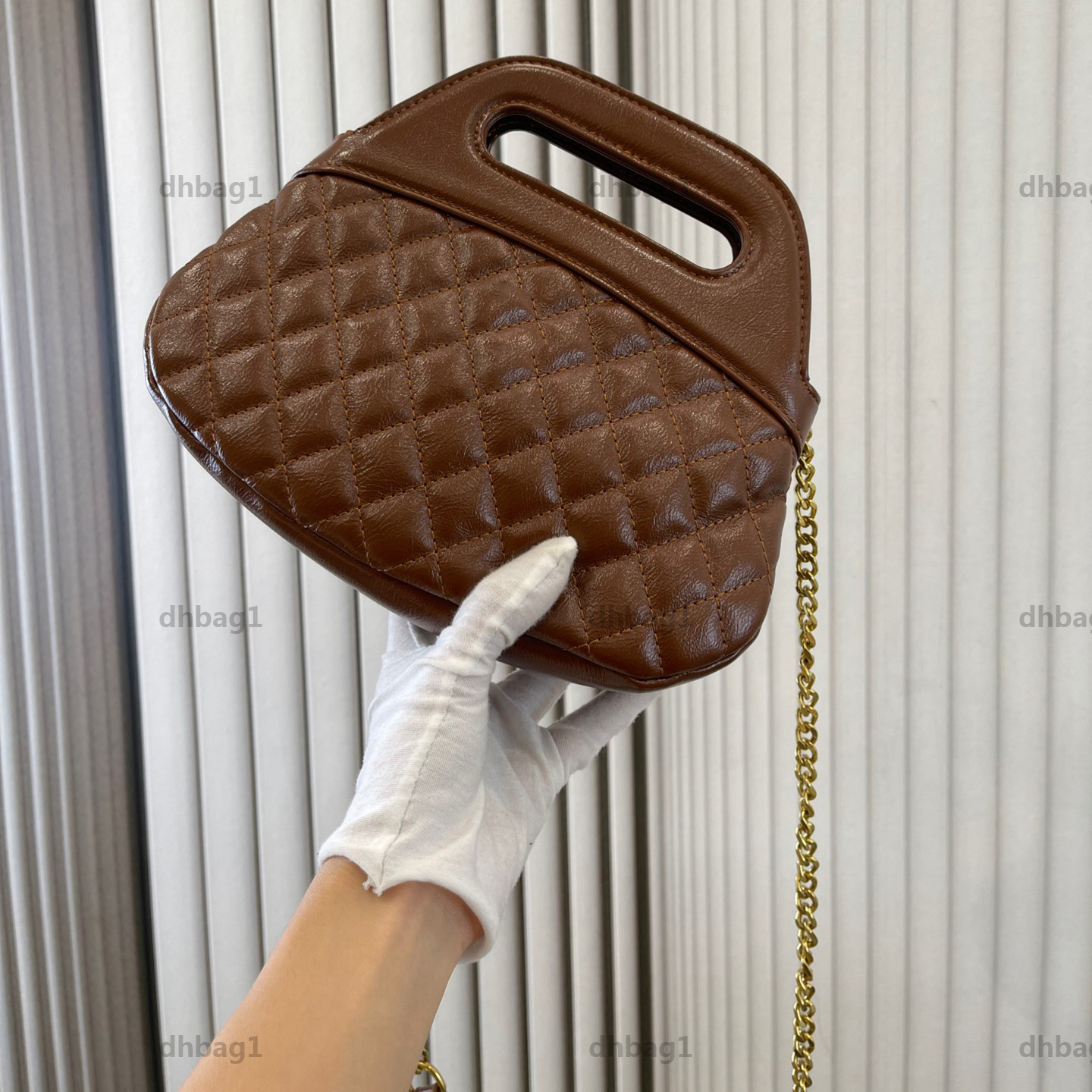 

Women Designer Metal Chain Crossbody Bag Hand-Held Shell Classic Tricolor Luxury Genuine Leather Diamond Pattern Stylish Casual Commuter Handbag 24cm, Black