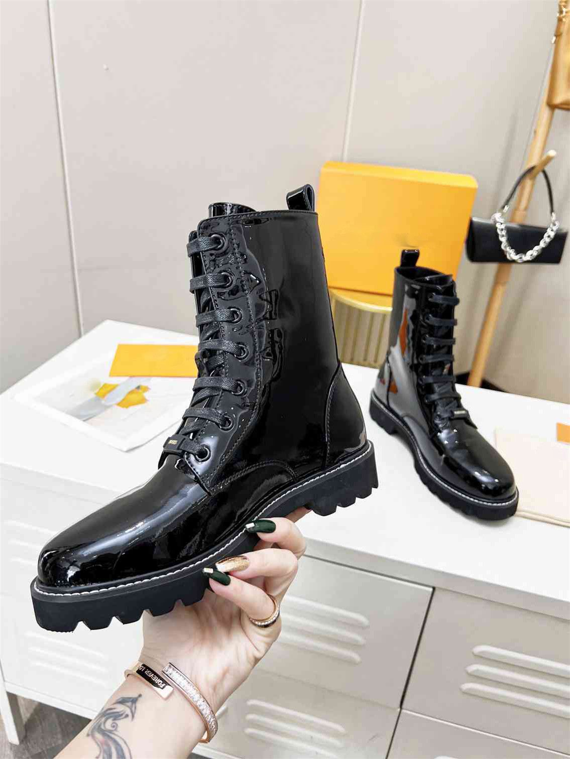 

2022 Luxury Territory Flat Ranger Ankle Boots Womens Martin Boots lady Fashion Glossy Leather Outdoor Combat boot Sneakers