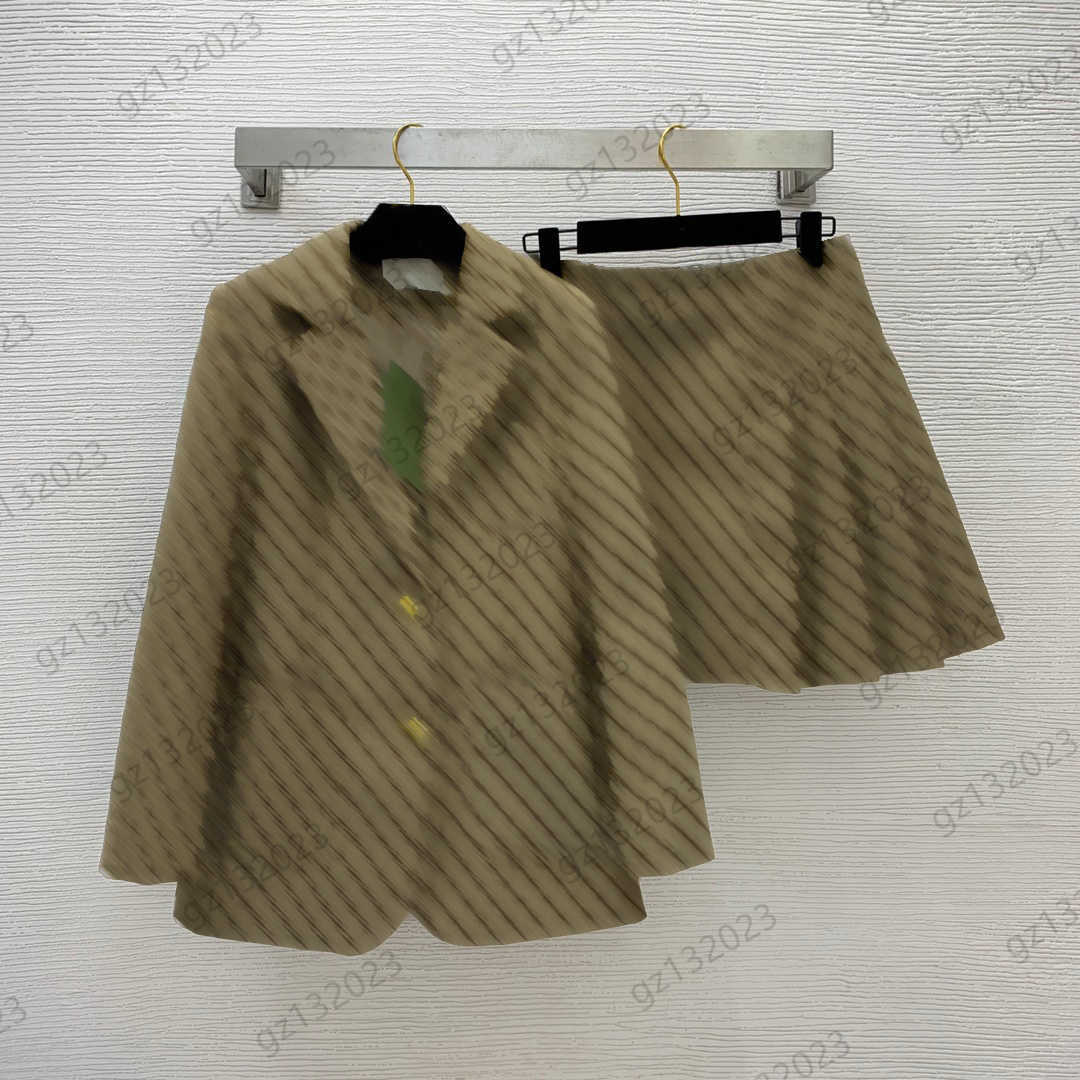 

Womens Two Pieces Dress Letter Jacquard Lapel Pocket Waist Folding Slimming Suit Jacket Collocation High-waisted Pleated Skirts Commuting Style Women Clothes