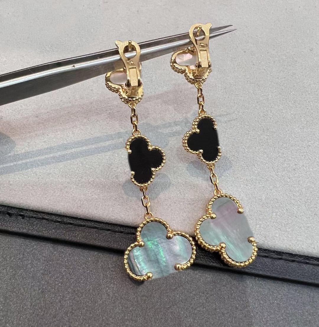 

2022 V gold material Top quality Charm clip earring with black and grey shell beads Three flowers for women wedding jewelry gift have box stamp PS7869