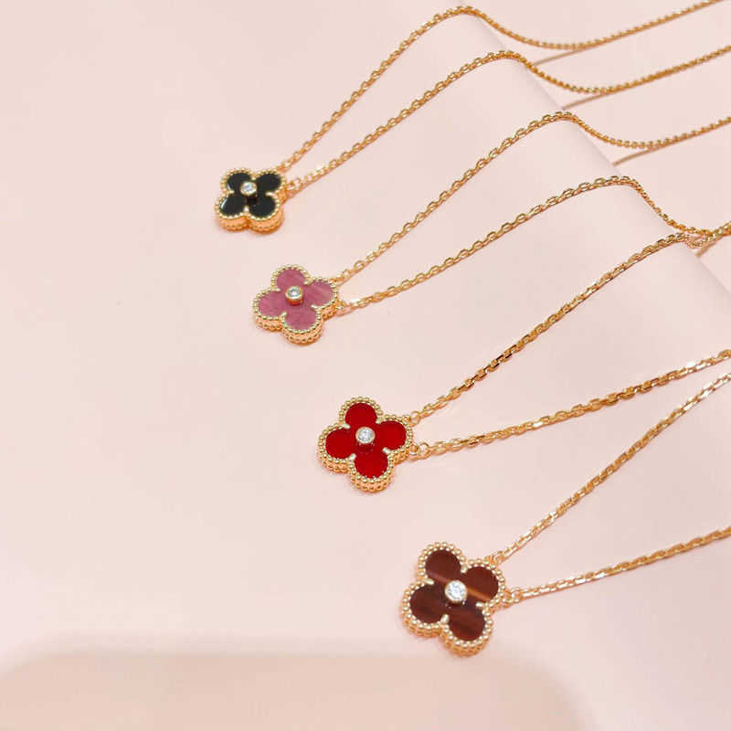 

Designer leaf clover necklaces Flower Necklace Women Diamond Clavicle Chain Simple Neckchain Lucky Grass
