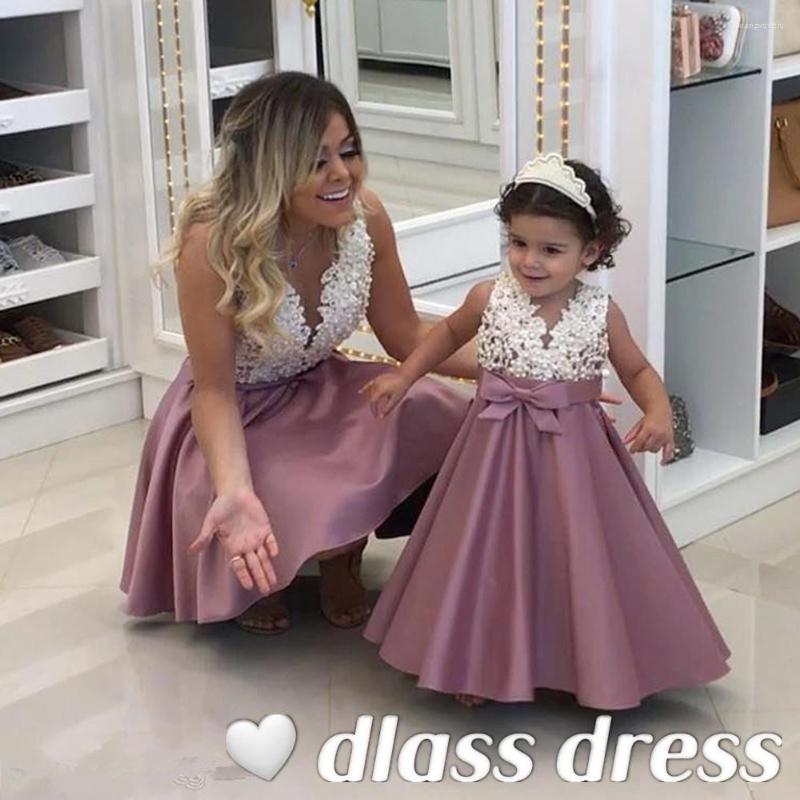 

Girl Dresses 2022 Pearls Lace Applique Flower Fashion A-Line Satin Mother And Daughter Mini Baby Gowns V-Neck Sleeveless First, Black