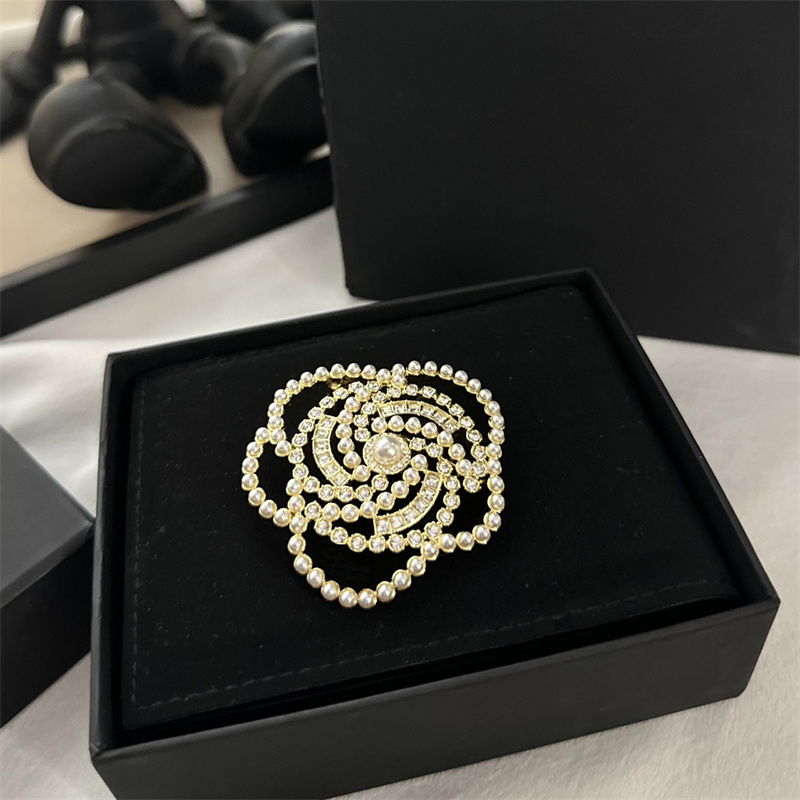 

Designs Brooches Fashion Designer Casual Luxury Brand Brooch Classic Letters Golden Pearl Diamond Flowers Butterfly Pins Jewelry