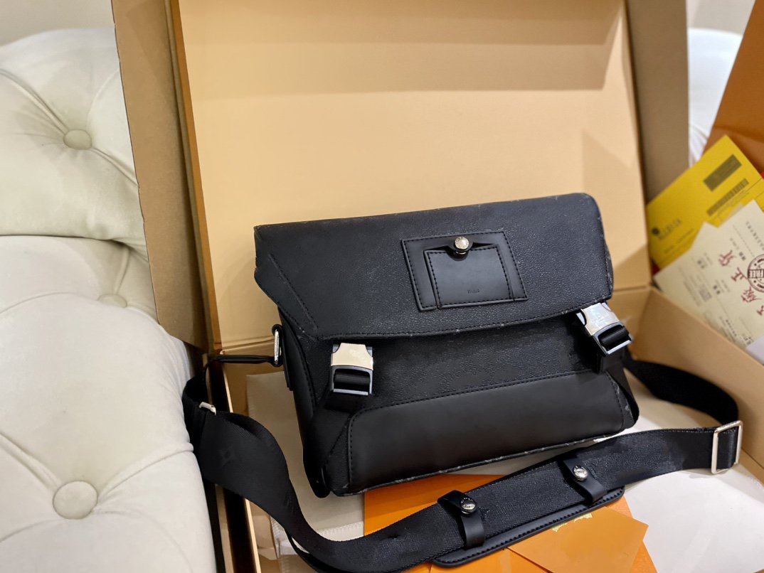 

Black Old Flowers Top Designer Homeless Men's Shoulder Bag Messenger Promotes Breast Bag Men's Handbag Chain Handbag Cross Body Bag Retro Handbag Purse, Box not separately