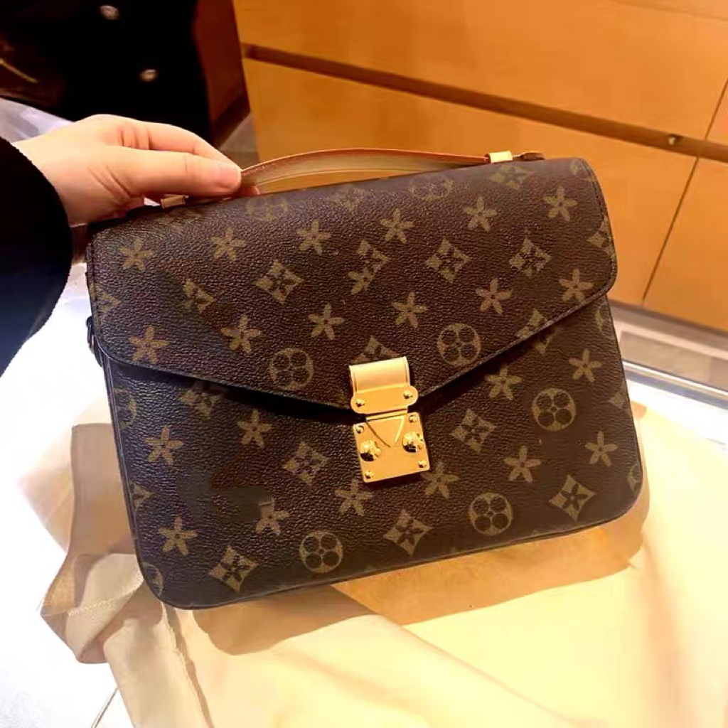 

Handbag shoulder messenger bag designer envelope commuter European and American fashion gold hardware retroMen and women in the same coin, Coffee