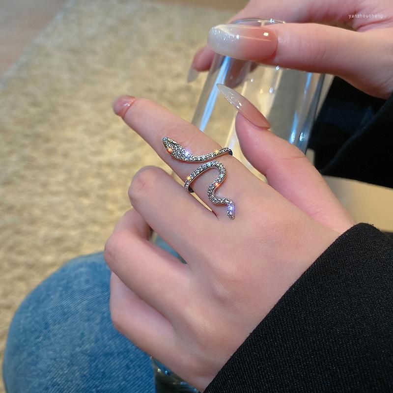 

Cluster Rings Vintage Punk Snake Shape Ring For Women Men Korean Elegant Opening Adjustable Crystal Weddings Banquet Jewelry Gift