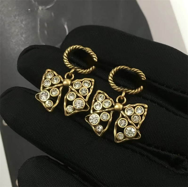 

Vintage Letter Pendant Earrings Women Bow Studs With Stamps Girl Personality Eardrop Gift Box