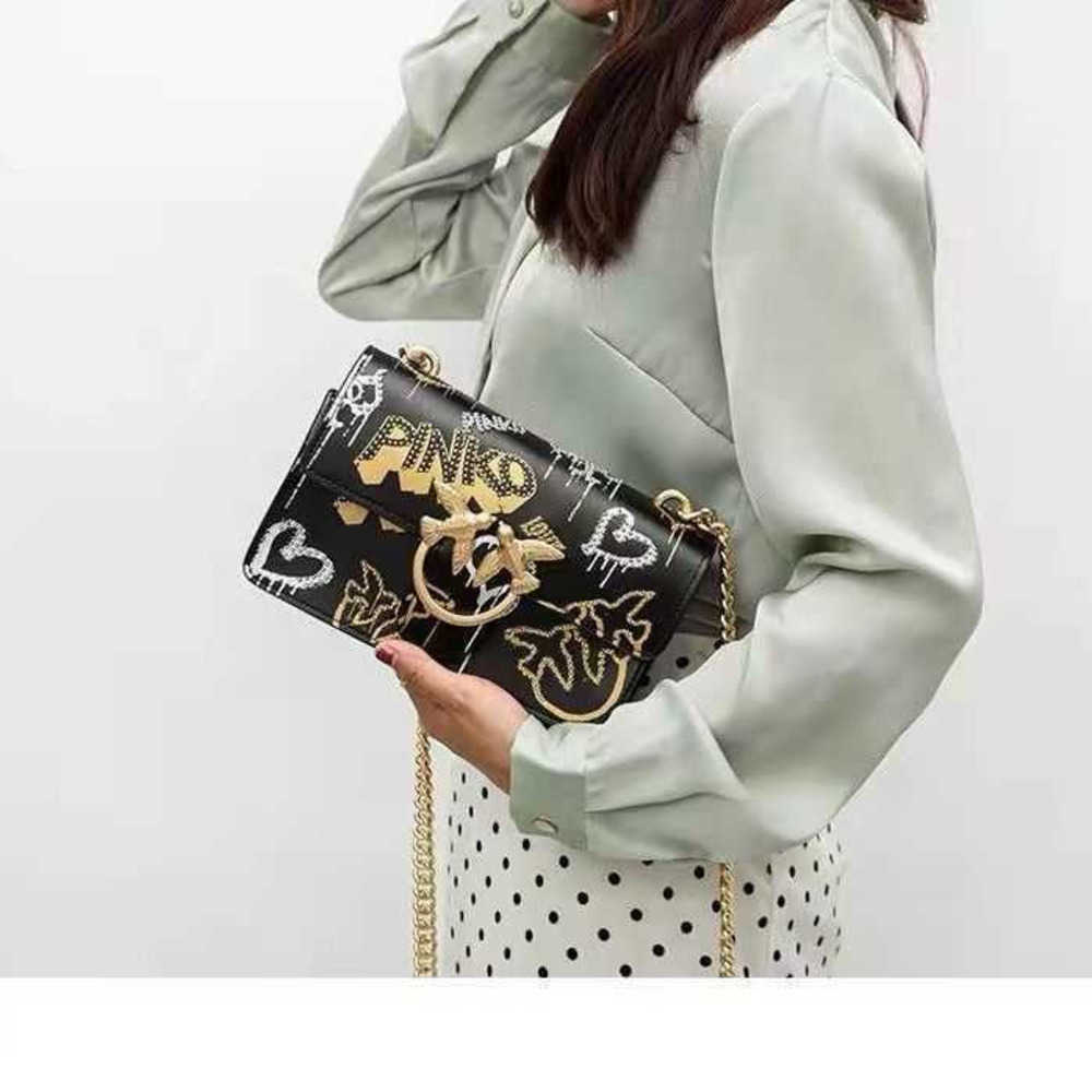 

pinkos Designer women handbags swallow Flying Bird 2021 new bird graffiti Leather One Messenger commuting autumn and winter handbag texture, Black