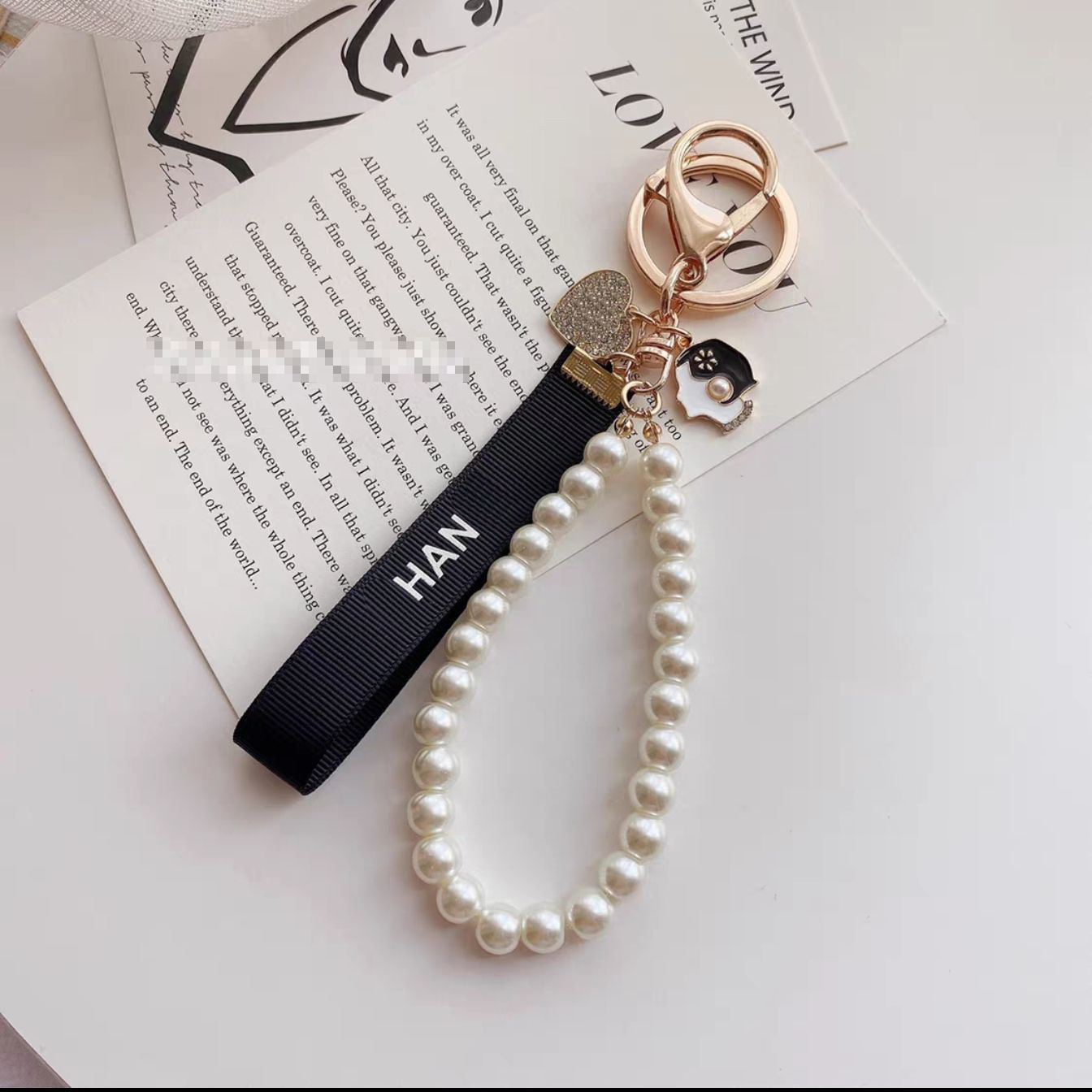 

Brand Designer Key Chain Letter Keychain Bag Charm Mobile Phone Lanyard Pearl Key Bucket Mens Women Pendant Keyring