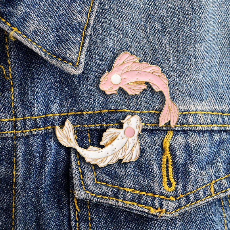 

Brooches Cartoon Cute Goldfish Enamel Pin Alloy Pink White Black Koi Lucky Brooch Denim Backpack Badge Fashion Jewelry For Friends Kids