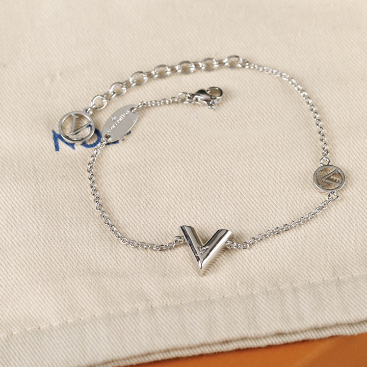 

Luxurys link designer bracelet women lucky link charm bracelets love trendy fashion Shiny and eye-catching fine jewelry elegant temperament versatile top-level
