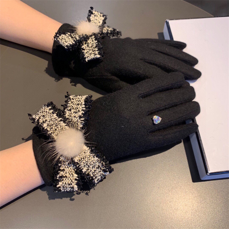 

Designers Brand Luxurys Five Fingers Gloves High Quality Leather Wool Classic Letters Glove Fashion Winter Warm Leisure Mittens