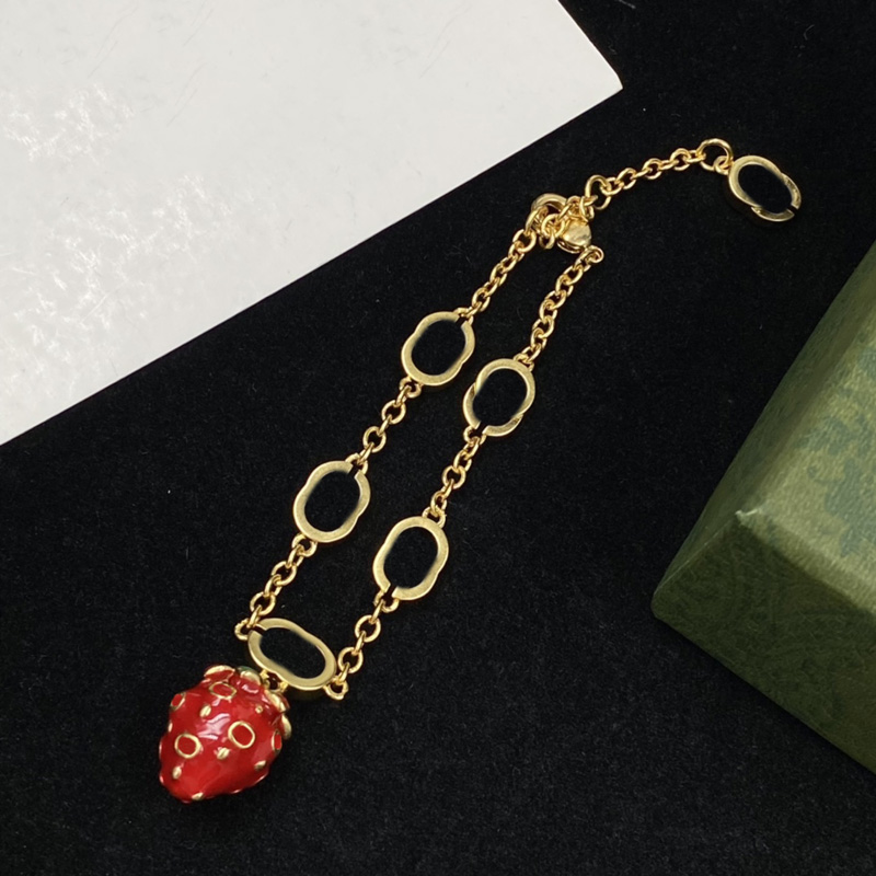 

Strawberry Chain Bracelet Letters Gold Bracelets Women Designer Jewelry Womens Accessories Street Fashion Ladies For Party D2212021F