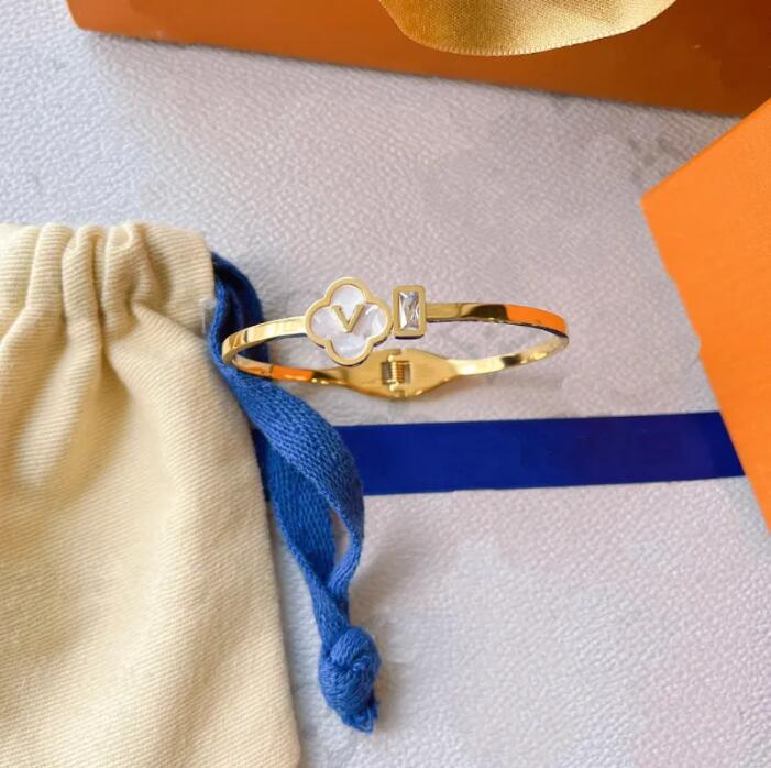 

Four Leaf Grass Square Diamond Bangle Female Designer Elegant Exquisite Unique Bracelet Girlfriend Dating Gift Fashion Personality Hot Jewelry Matching S334