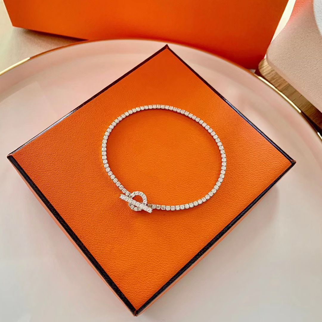 

Luxurys Designers bracelet Womens Chain Fashion charm bracelets elegant women Jewelry Exquisite Bangle style nice