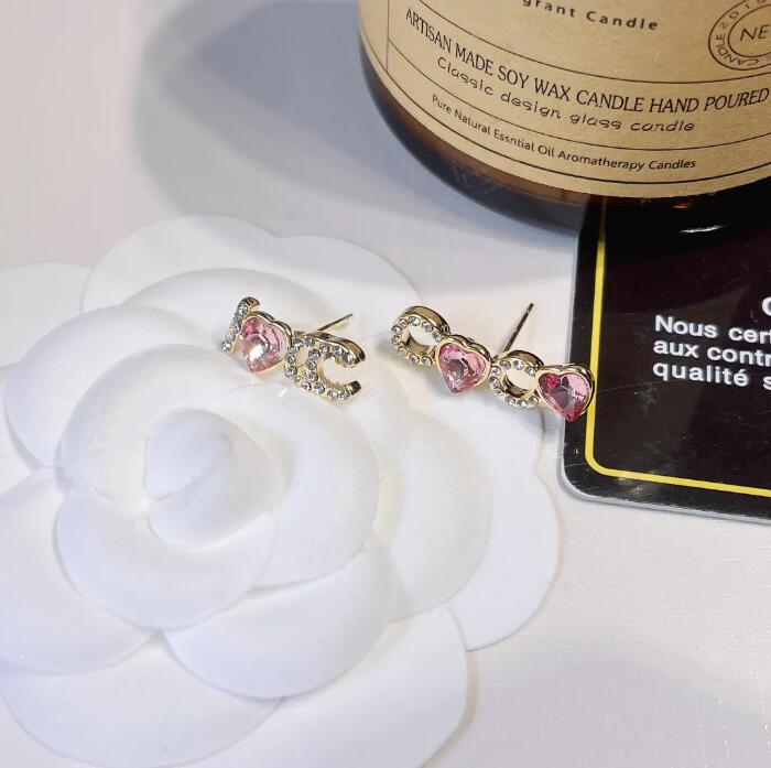

Classic Charm Fashion Pink Diamond Earrings Luxury Design Letter Earrings Selected Premium Jewelry Accessories Exquisite Gift A847