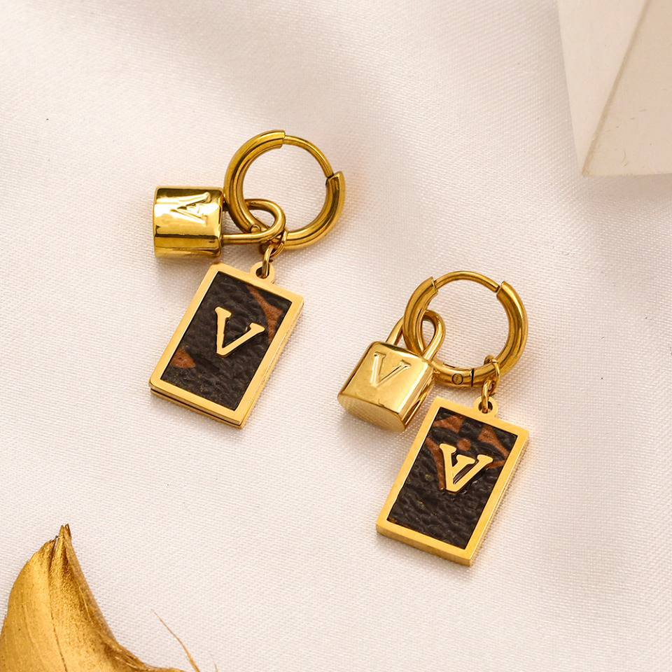 

Luxury Design Charm Earrings Love Lock Letter Earring Charming Designer Earrings Exquisite Premium 18k Gold Plated Fashion Classic Jewelry Accessories